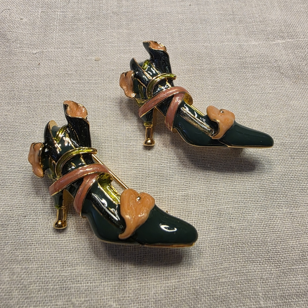 Vintage Kenneth J Lane Goldtone & Enamel High Heel Shoe With Calla Lillies Pins